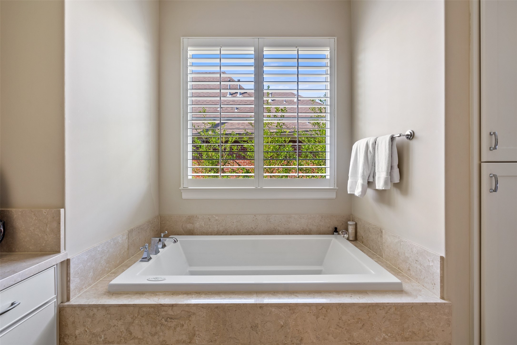 1202 Wynden Commons Lane Houston, TX 77056 - Photo 22 of 43 a bath tub sitting in a bathroom next to a window
