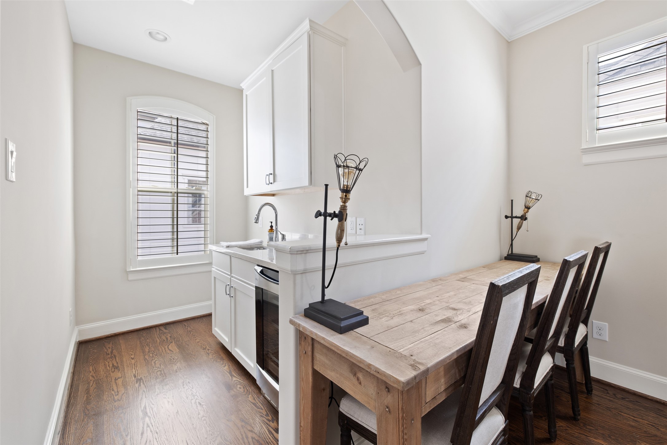 1202 Wynden Commons Lane Houston, TX 77056 - Photo 31 of 43 a kitchen that has a table and chair in it