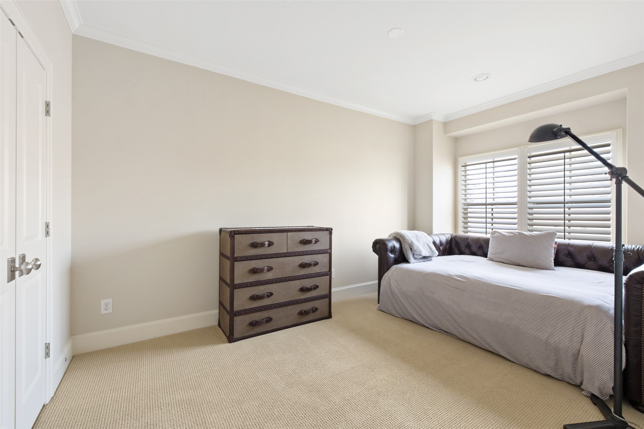 1202 Wynden Commons Lane Houston, TX 77056 - Photo 32 of 43 a bedroom with a bed and a window