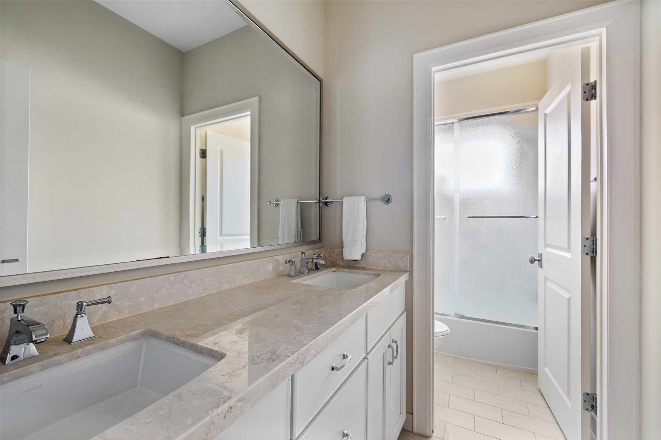 1202 Wynden Commons Lane Houston, TX 77056 - Photo 33 of 43 a bathroom with a sink and a mirror