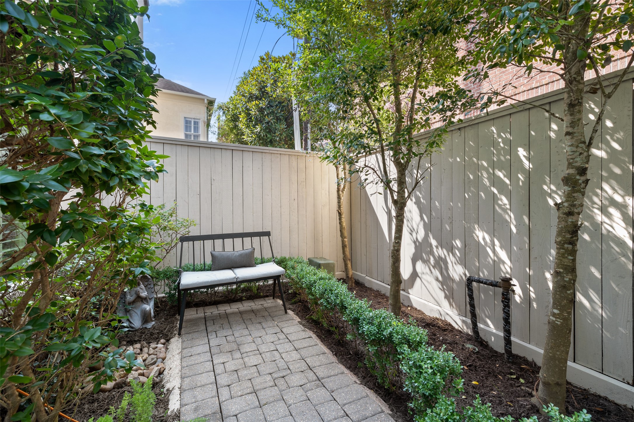 1202 Wynden Commons Lane Houston, TX 77056 - Photo 37 of 43 a view of a bench in the backyard