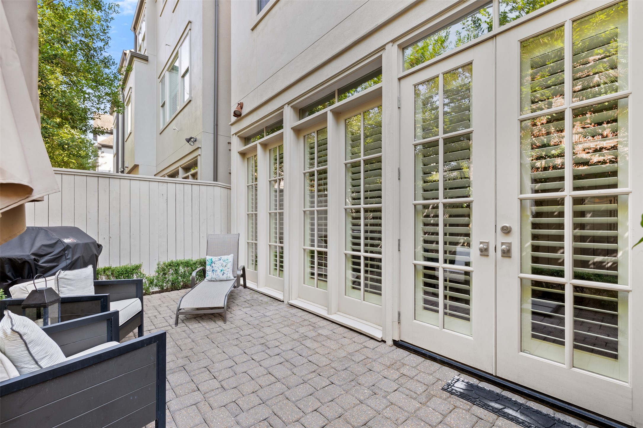 1202 Wynden Commons Lane Houston, TX 77056 - Photo 38 of 43 a view of a chair and table in the back yard of the house