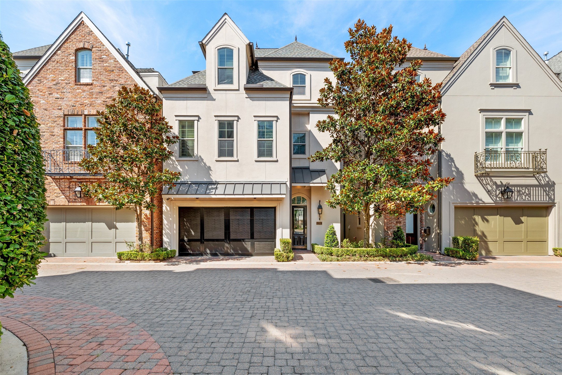 1202 Wynden Commons Lane Houston, TX 77056 - Photo 4 of 43 a view of a building with a street