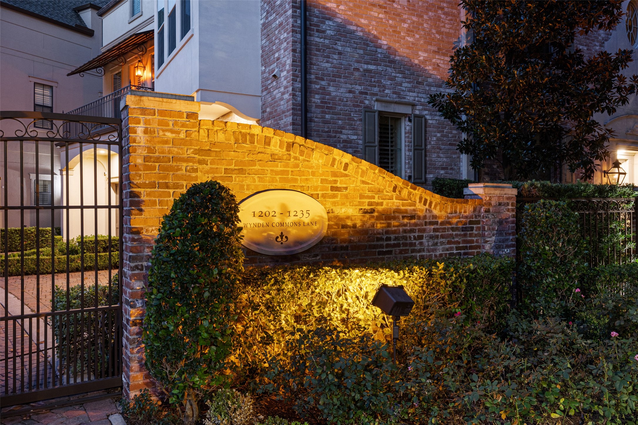 1202 Wynden Commons Lane Houston, TX 77056 - Photo 42 of 43 a view of a swimming pool with a backyard