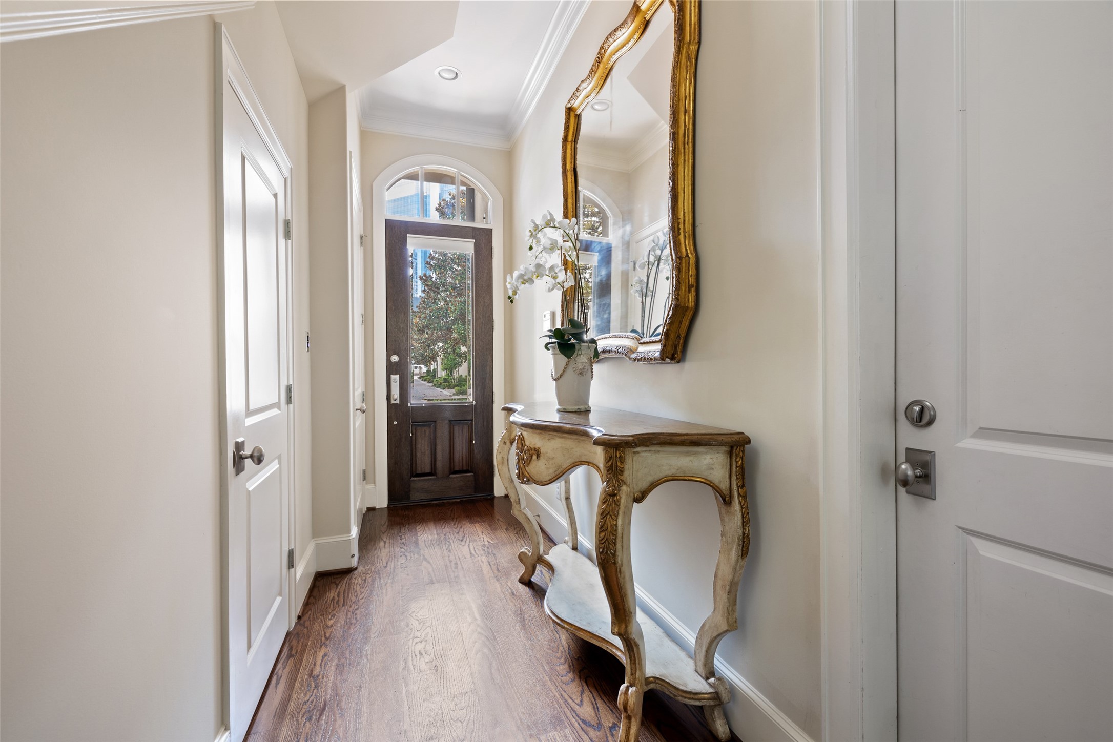1202 Wynden Commons Lane Houston, TX 77056 - Photo 6 of 43 a view of a hallway with windows