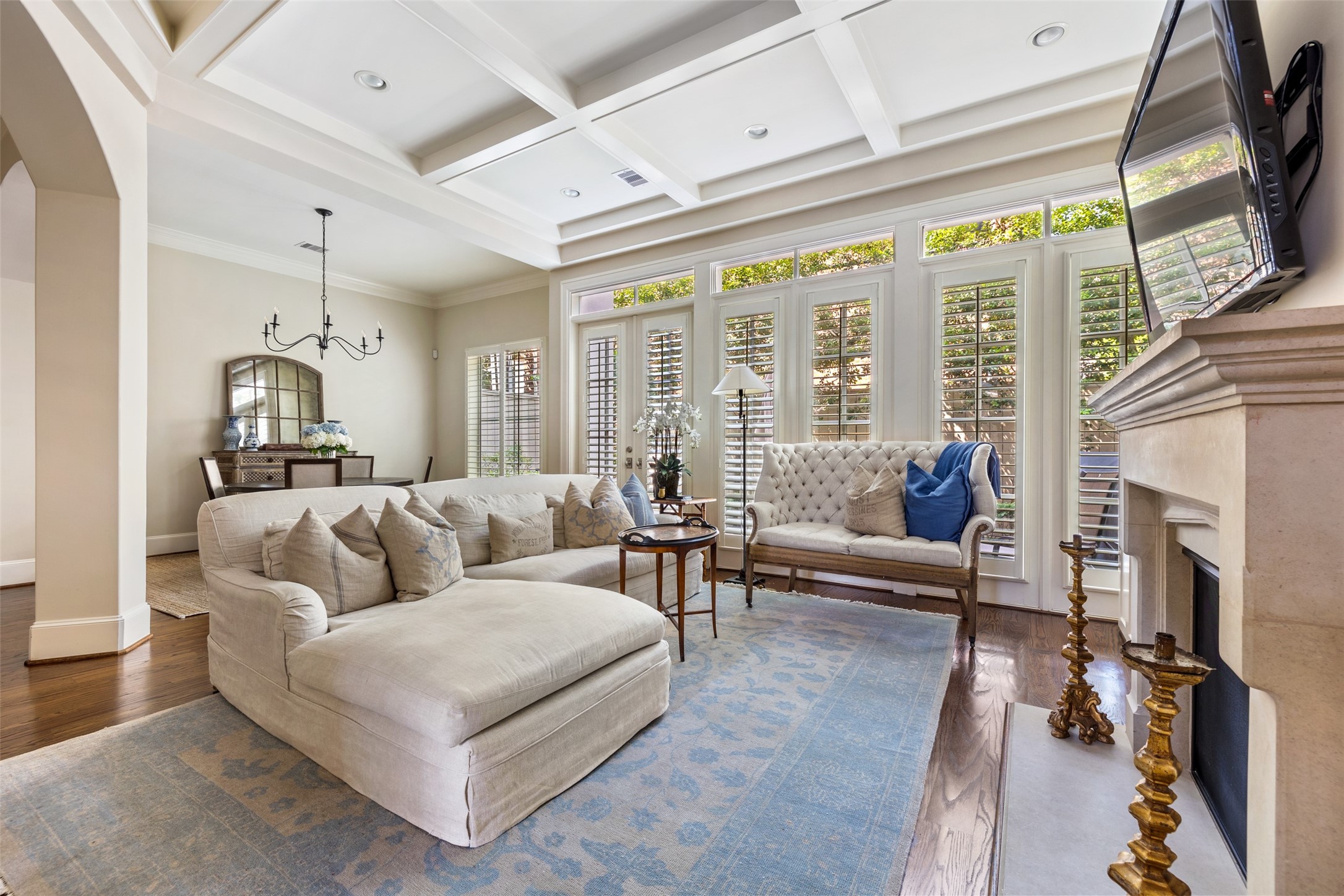1202 Wynden Commons Lane Houston, TX 77056 - Photo 8 of 43 a living room with furniture and a fireplace