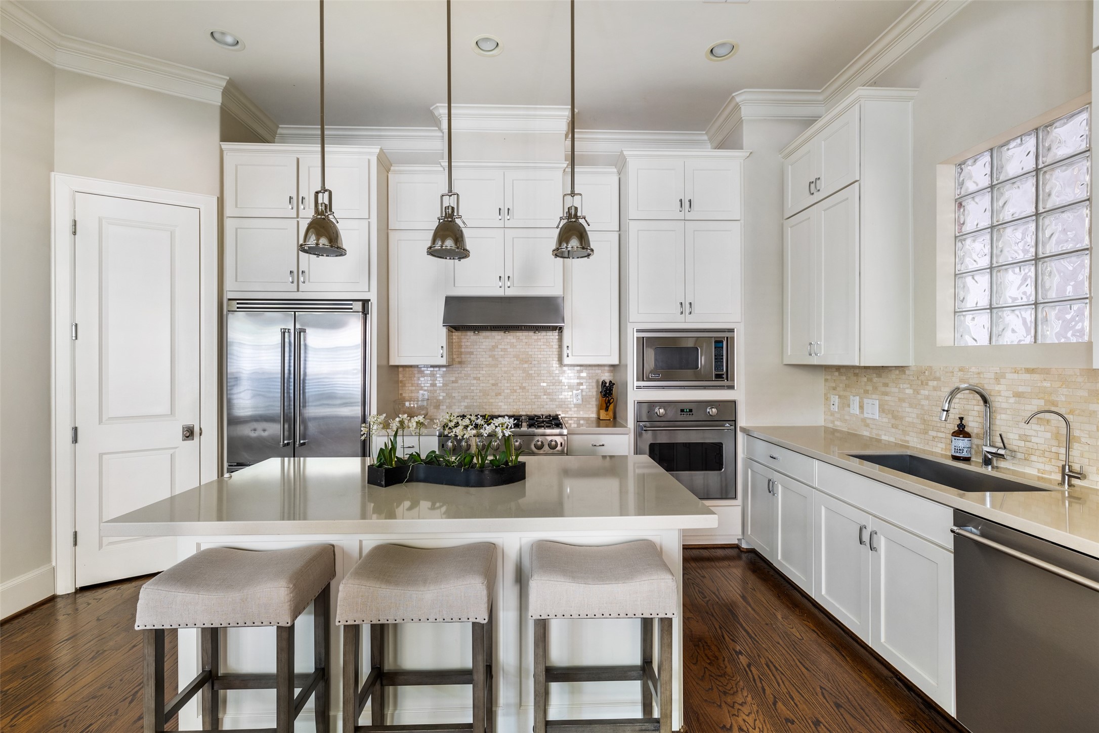 1202 Wynden Commons Lane Houston, TX 77056 - Photo 9 of 43 a kitchen with stainless steel appliances granite countertop a kitchen island a stove and a refrigerator