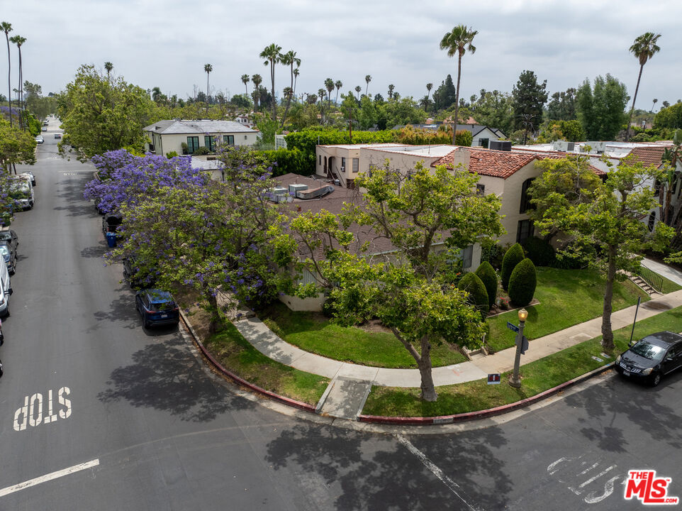 364 North Mansfield Avenue Los Angeles, CA 90036 - Photo 2 of 10