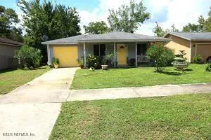 a view of a house with a backyard