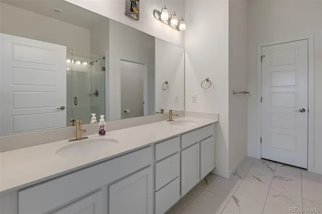 a bathroom with 2 sink and a mirror