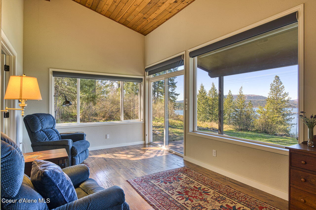 2310 Bottle Bay Road Sagle, ID 83860 - Photo 6 of 49 Living Room