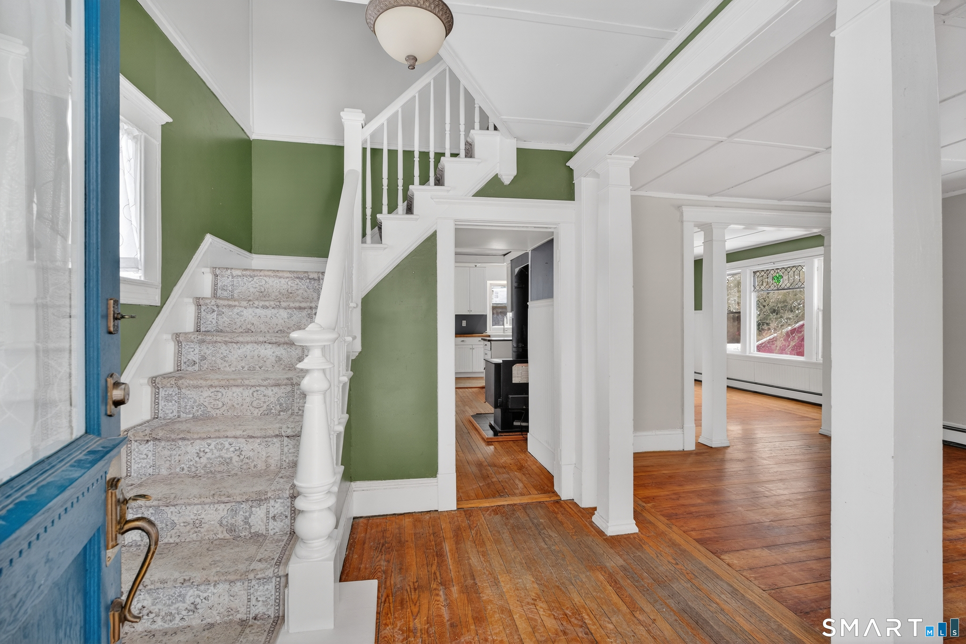 85 Baker Avenue Groton, CT 06340 - Photo 3 of 36 Very inviting upon entering home.