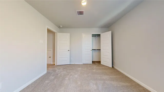 a view of an house with backyard and garden