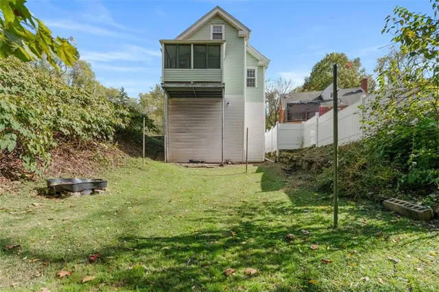 a view of a back yard