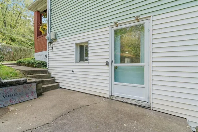 a view of a house and a garage