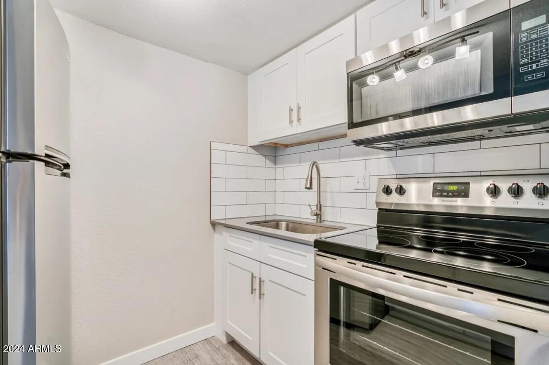 2645 East Cactus Road, Unit 1 Phoenix, AZ 85032 - Photo 4 of 10 Kitchen