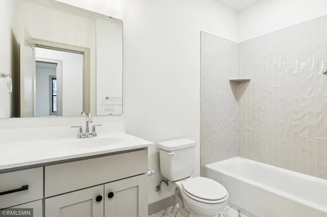 $969,000 | 5042 Airlake Draw, Woodbury, MN 55129