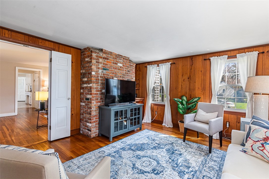 21 Old Chimney Road Barrington, RI 02806 - Photo 10 of 40