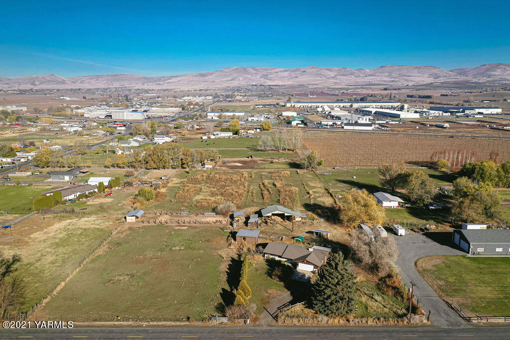 7411 Bell Road Moxee, WA 98936 - Photo 1 of 21 a view of city and ocean