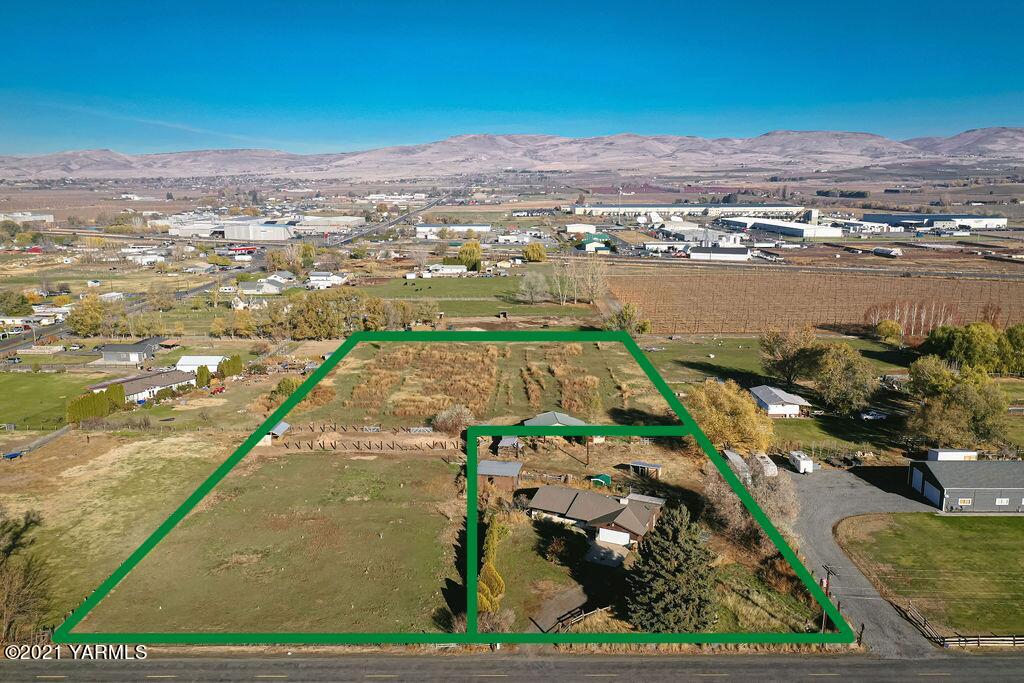 7411 Bell Road Moxee, WA 98936 - Photo 2 of 21 a view of a city