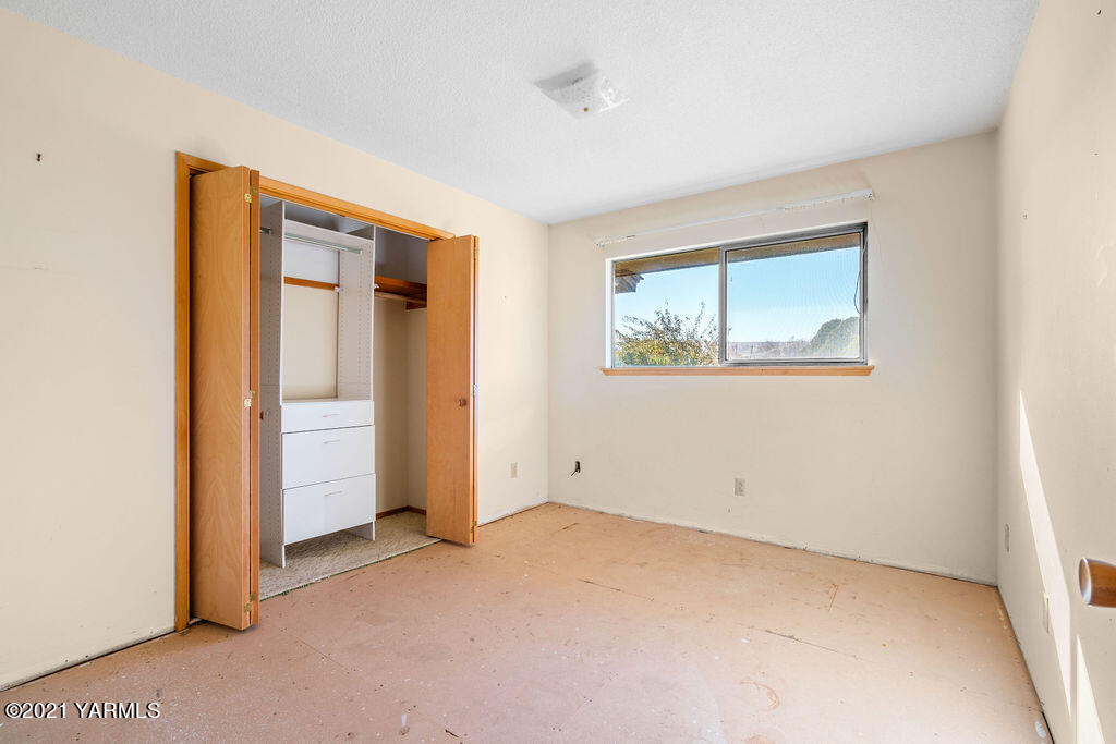 7411 Bell Road Moxee, WA 98936 - Photo 11 of 21 an empty room with windows and closet