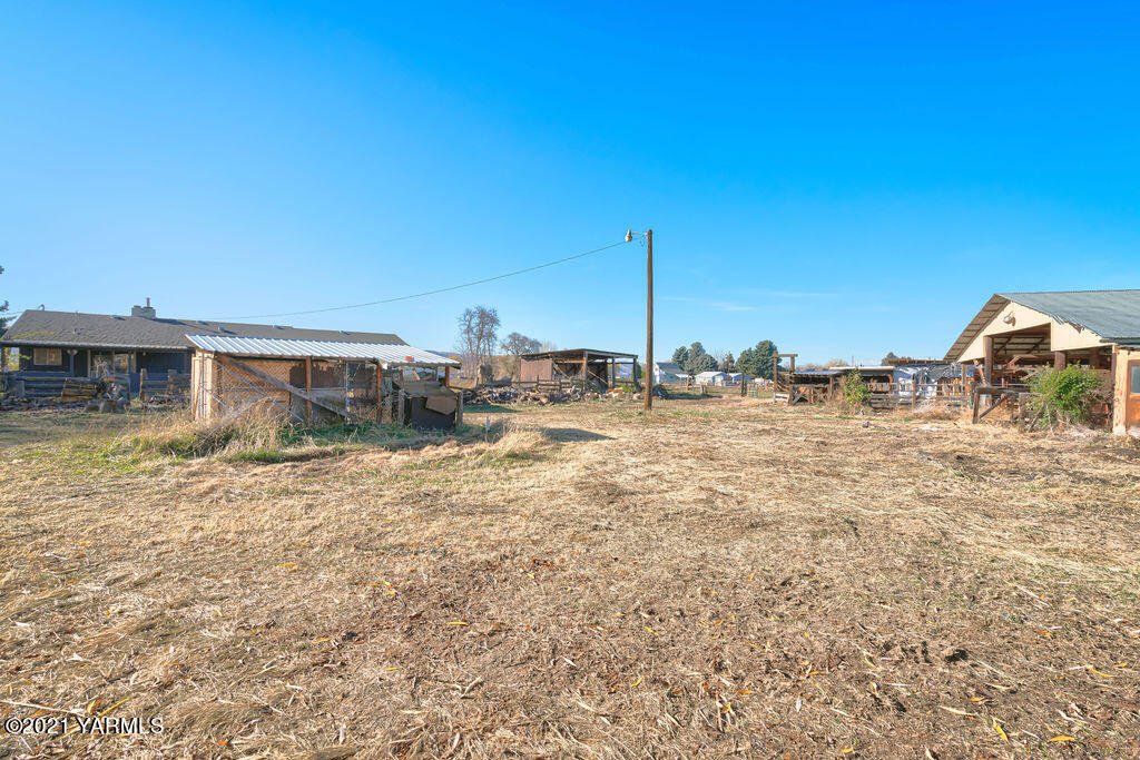 7411 Bell Road Moxee, WA 98936 - Photo 14 of 21 a view of a terrace with a lake view