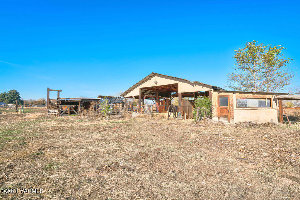 7411 Bell Road Moxee, WA 98936 - Photo 15 of 21 a big yard with table and chairs