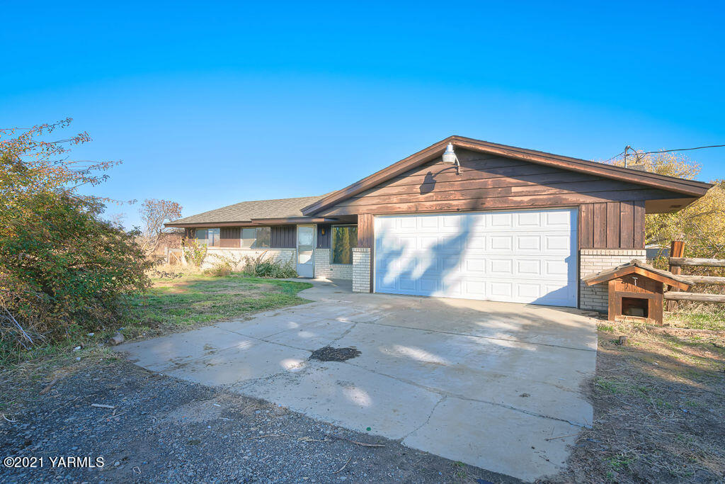 7411 Bell Road Moxee, WA 98936 - Photo 4 of 21 a front view of a house with yard