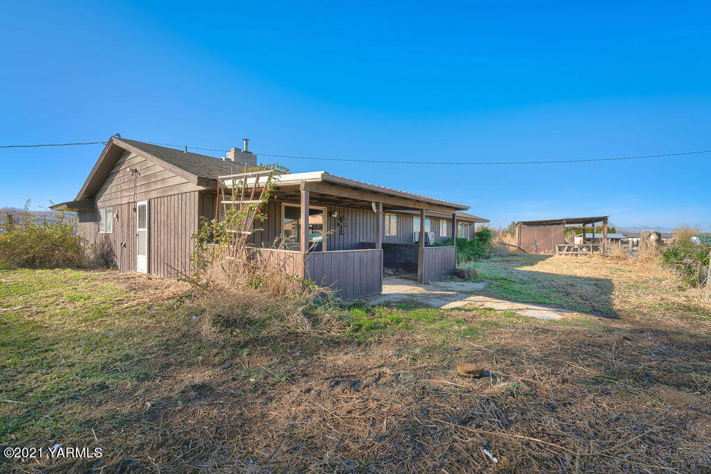 7411 Bell Road Moxee, WA 98936 - Photo 5 of 21 a view of a house with a yard