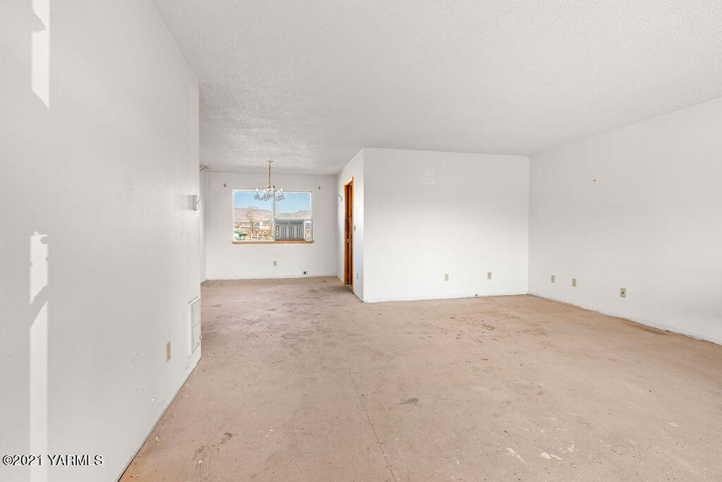 7411 Bell Road Moxee, WA 98936 - Photo 6 of 21 a view of an empty room
