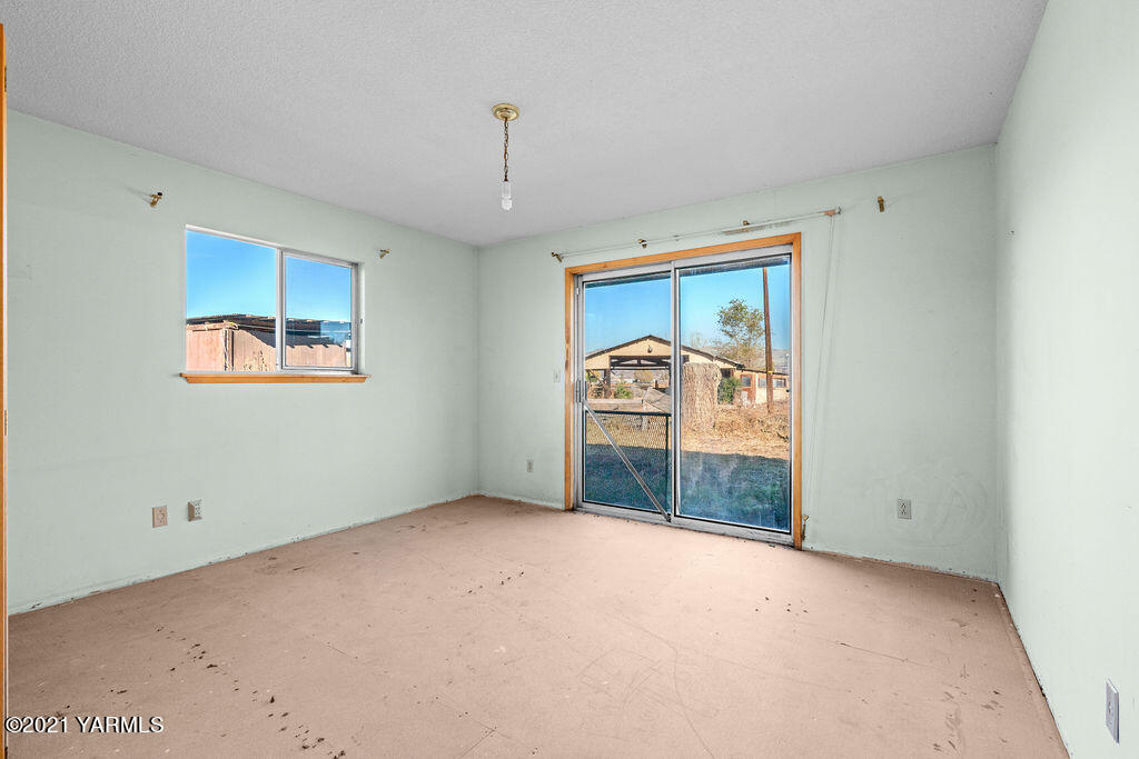 7411 Bell Road Moxee, WA 98936 - Photo 8 of 21 a view of a livingroom with a window