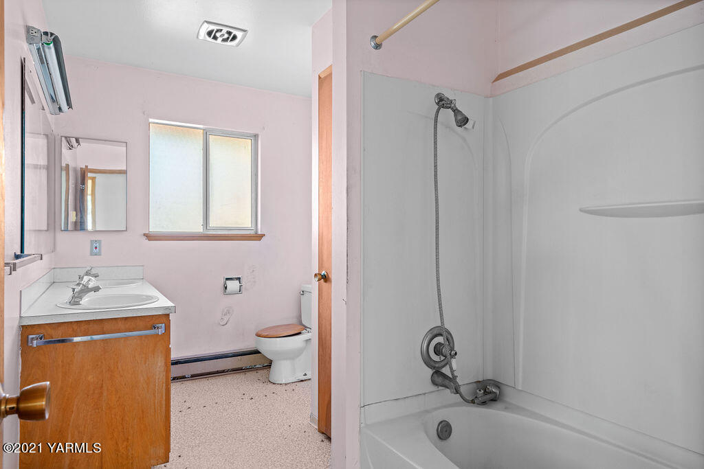7411 Bell Road Moxee, WA 98936 - Photo 9 of 21 a bathroom with a sink a toilet and shower