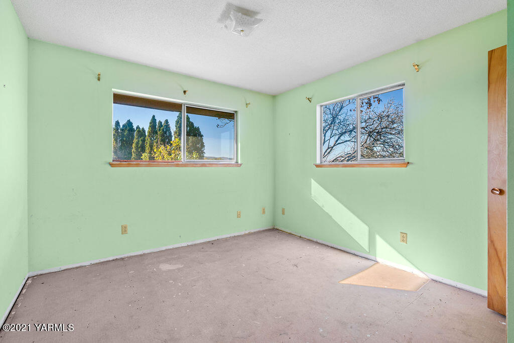 7411 Bell Road Moxee, WA 98936 - Photo 10 of 21 a view of room with window and wall painting