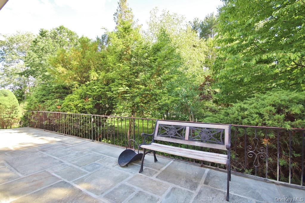 10 Lakeview Road Ossining, NY 10562 - Photo 5 of 38 Front Porch