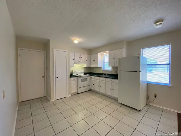 $1,295 | 226 Blue Bonnet, Floresville, TX 78114