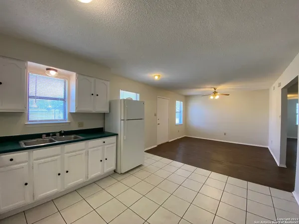 $1,295 | 226 Blue Bonnet, Floresville, TX 78114