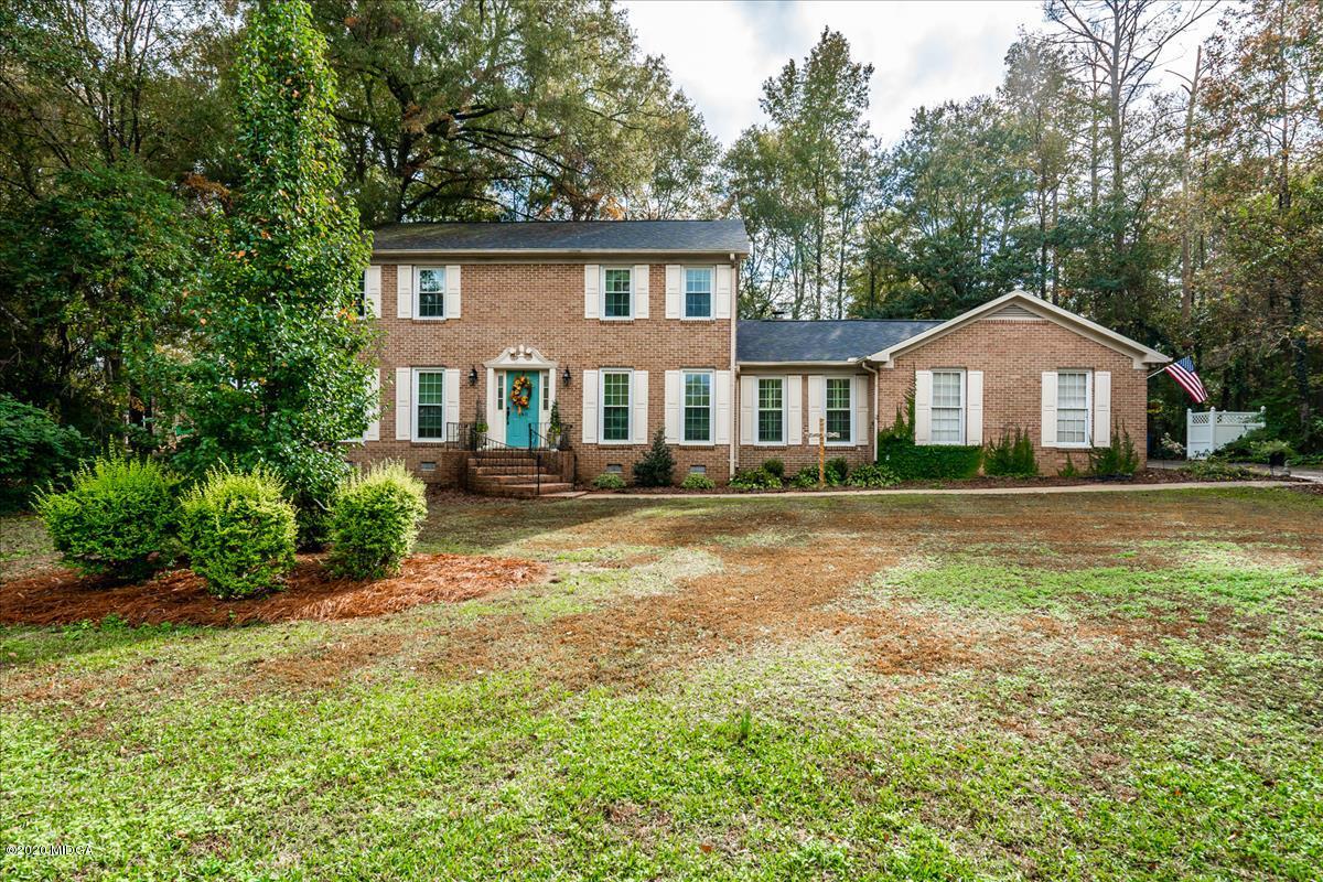 140 Castlegate Road Macon, GA 31210 - Photo 1 of 39 a front view of a house with a garden