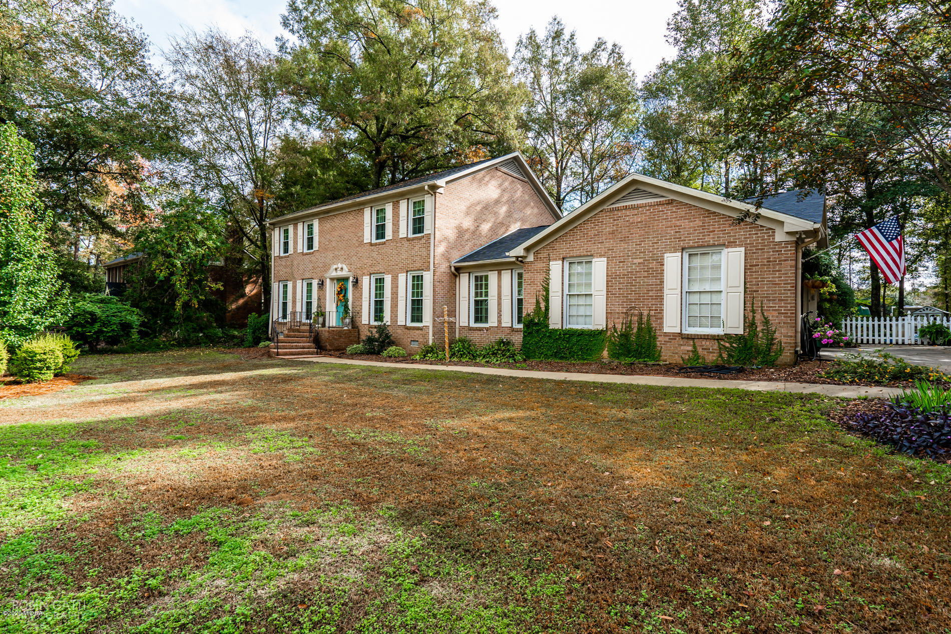 140 Castlegate Road Macon, GA 31210 - Photo 4 of 39 a front view of a house with a yard and trees