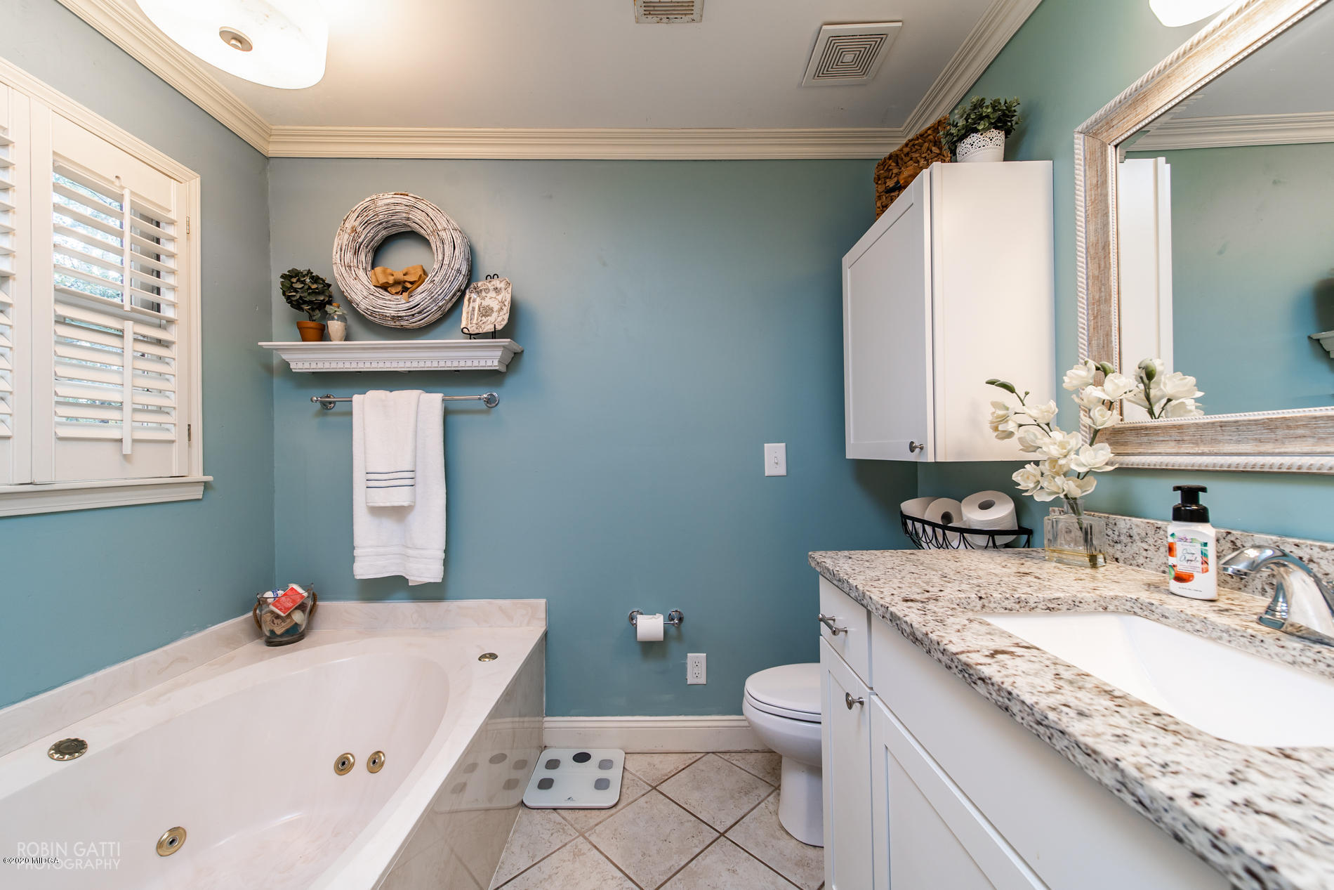 140 Castlegate Road Macon, GA 31210 - Photo 33 of 39 a bathroom with a granite countertop sink and a mirror