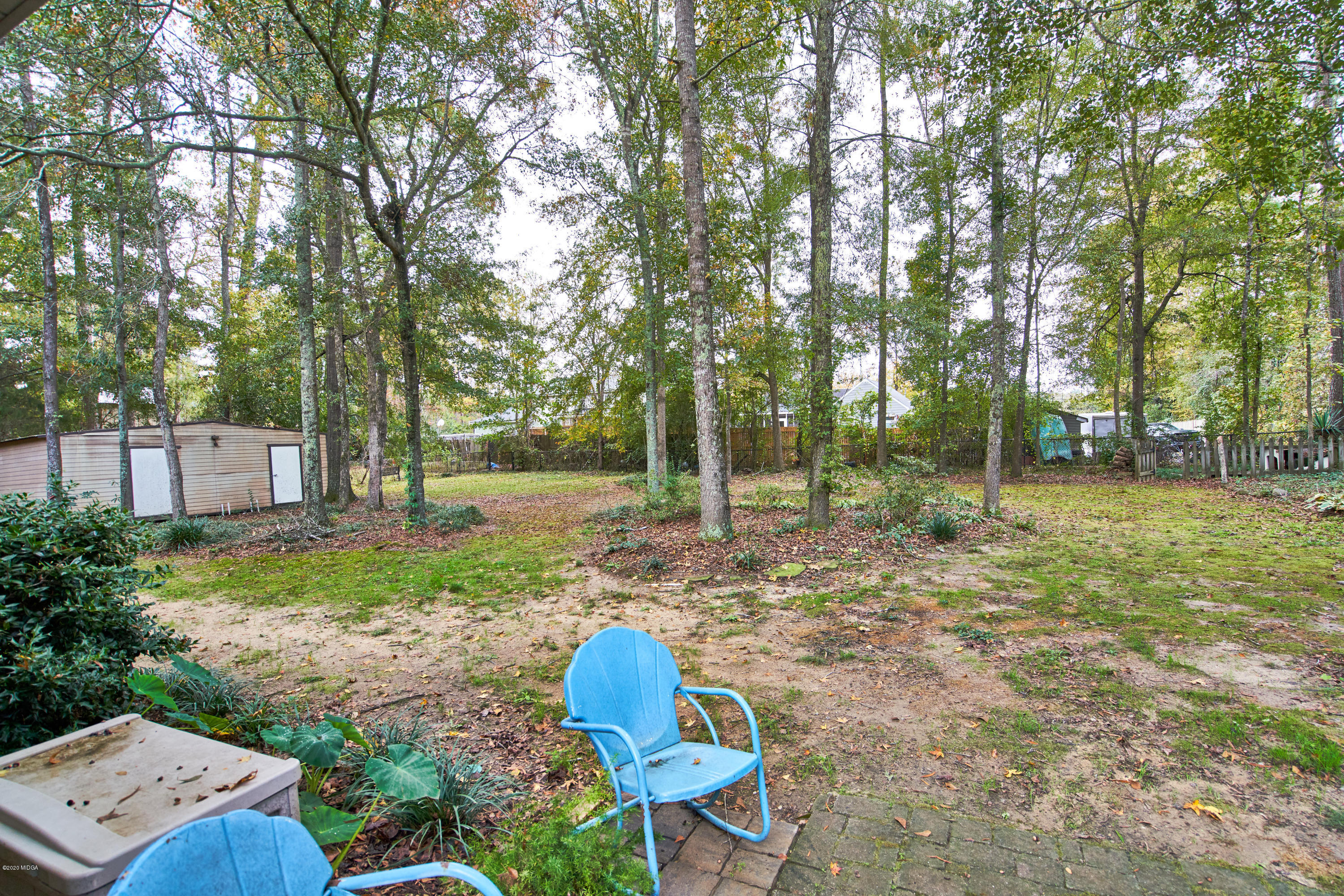 140 Castlegate Road Macon, GA 31210 - Photo 36 of 39 a view of a backyard with large trees
