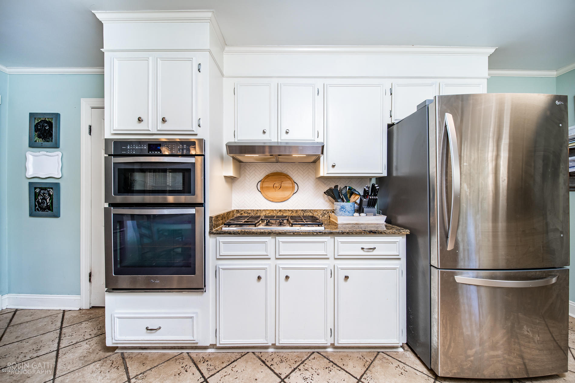 140 Castlegate Road Macon, GA 31210 - Photo 6 of 39 a kitchen with appliances a sink and cabinets