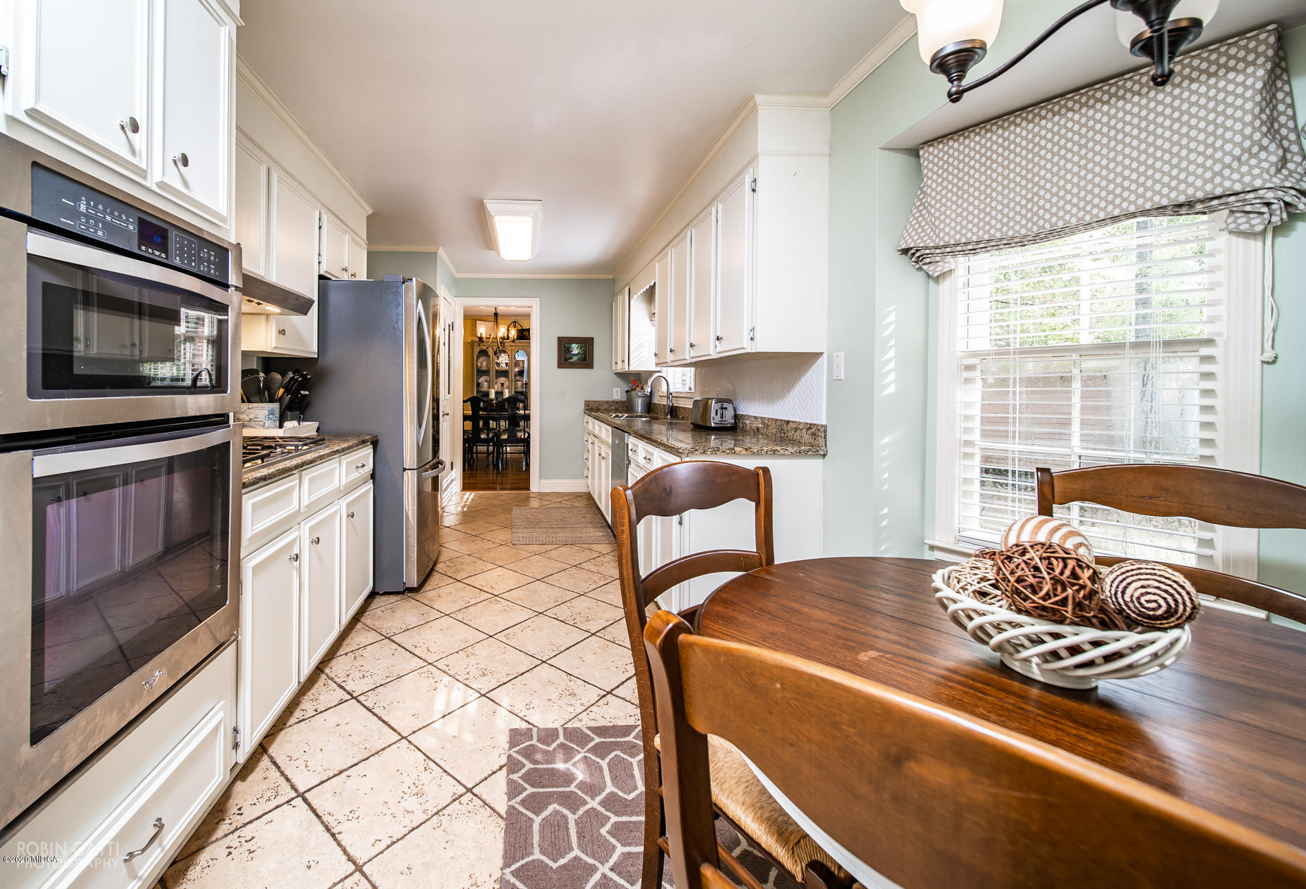 140 Castlegate Road Macon, GA 31210 - Photo 7 of 39 a kitchen with a stove a sink and a refrigerator