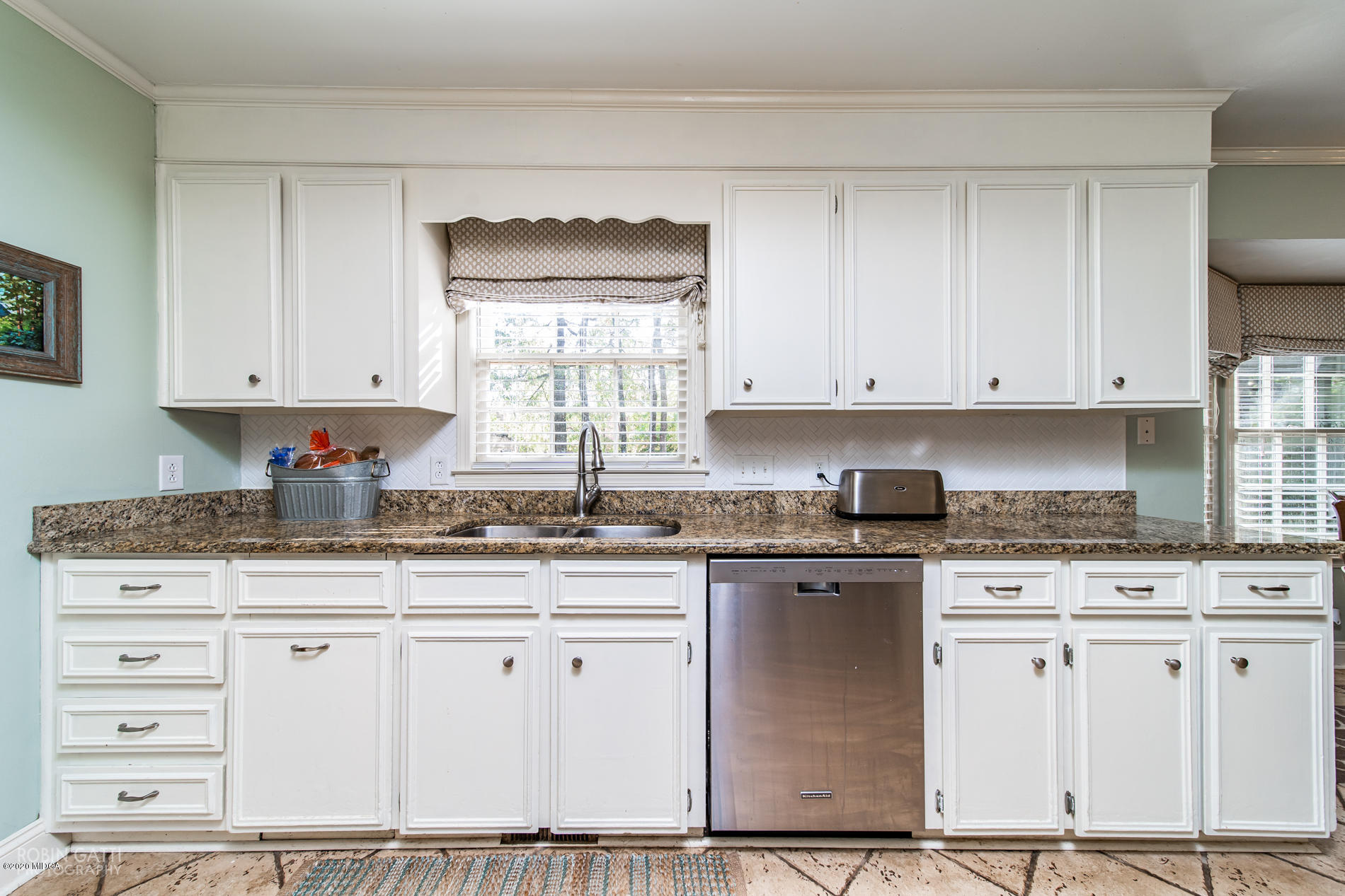 140 Castlegate Road Macon, GA 31210 - Photo 8 of 39 a kitchen with granite countertop a sink cabinets and stainless steel appliances