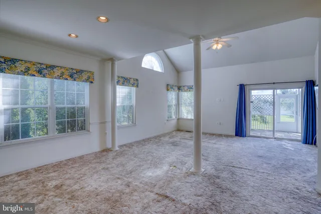 an empty room with windows and pillars in it