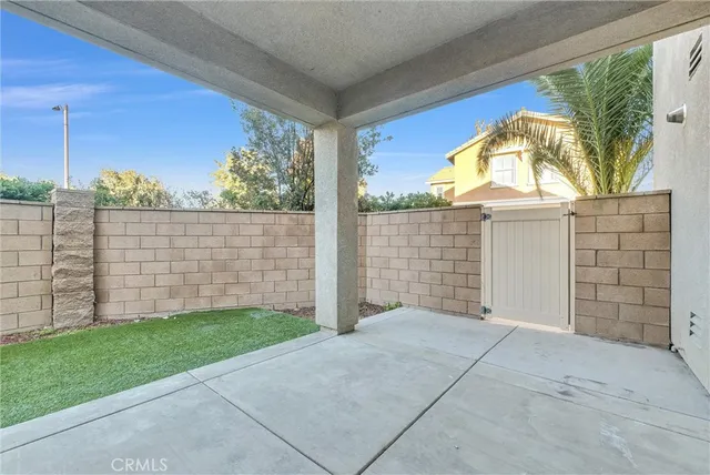 a view of back yard of the house