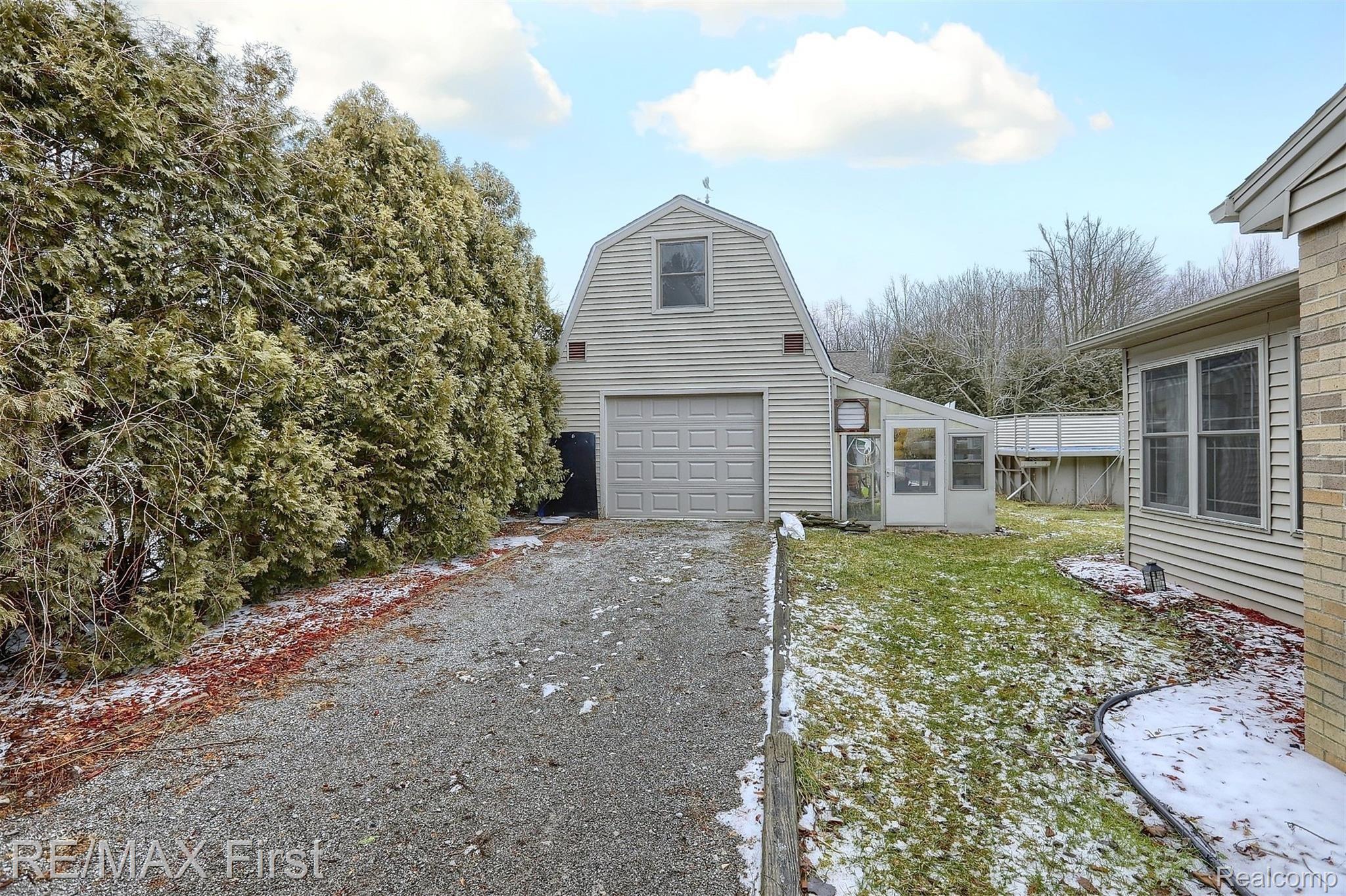 2896 Beach Road Port Huron, MI 48060 - Photo 25 of 31 29-Garage.jpg