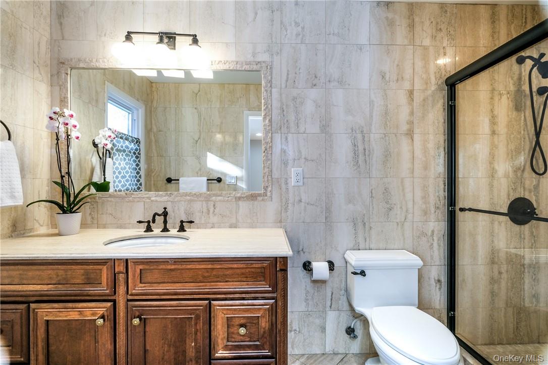 4 Parkfield Road Scarsdale, NY 10583 - Photo 13 of 33 En-suite full bath on first level.