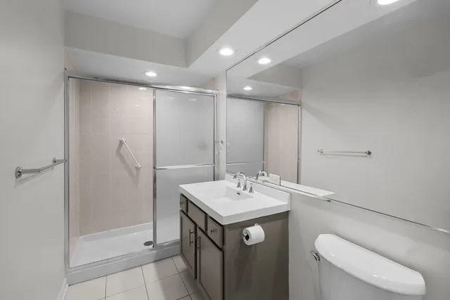 $295,000 | 5840 West Lawrence Avenue, Unit 405, Chicago, IL 60630