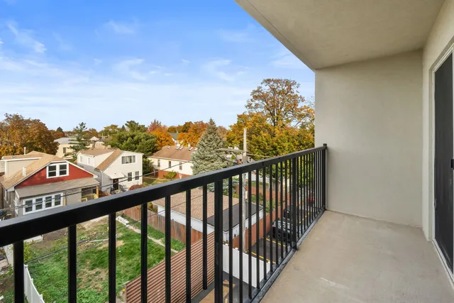 $295,000 | 5840 West Lawrence Avenue, Unit 405, Chicago, IL 60630