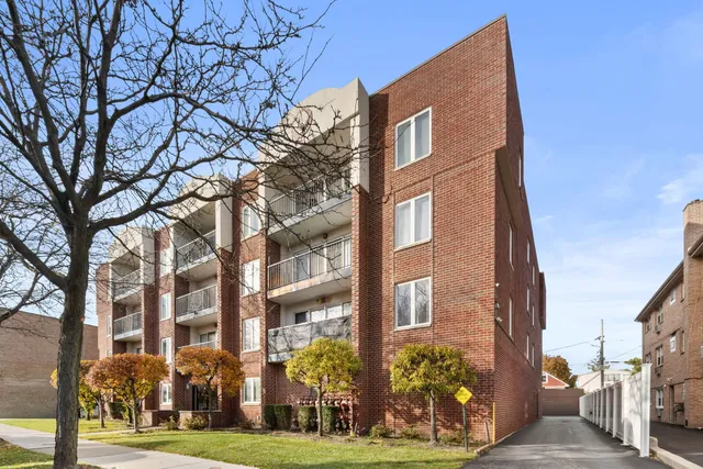 $295,000 | 5840 West Lawrence Avenue, Unit 405, Chicago, IL 60630